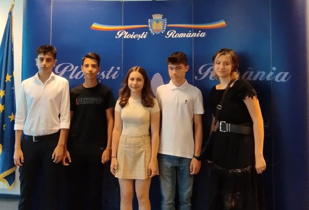 absolvenții cu media 10 premiere