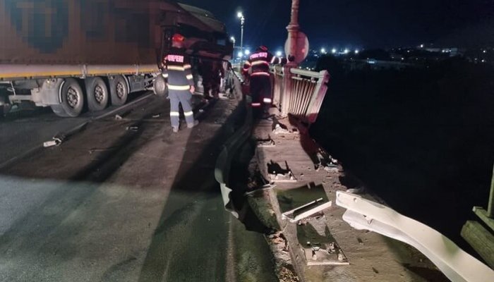 UPDATE Accident cu TIR pe podul Giurgiu - Ruse. Traficul este blocat de azi-noapte