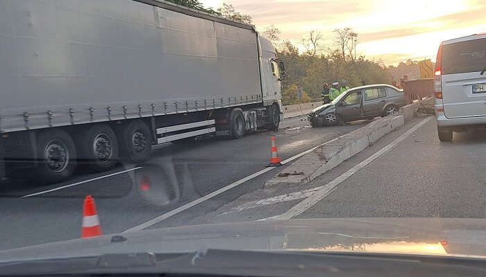 Șofer băut implicat într-un accident, luni dimineață, pe DN1. A intrat cu mașina în indicator, în zona lucrărilor de la podul peste Doftana