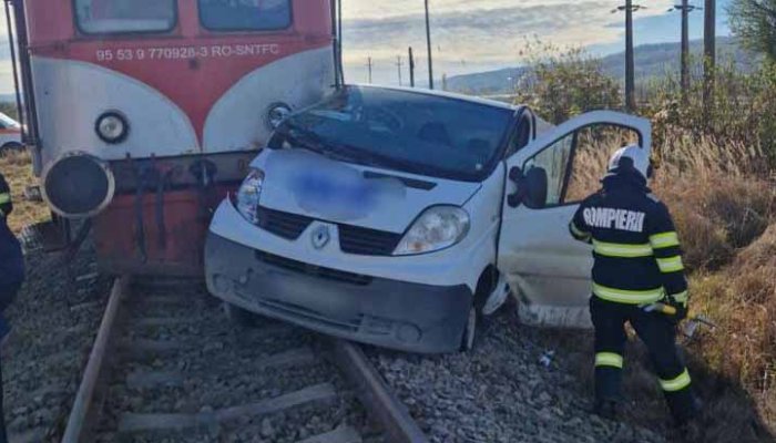 accident tren autoutilitară