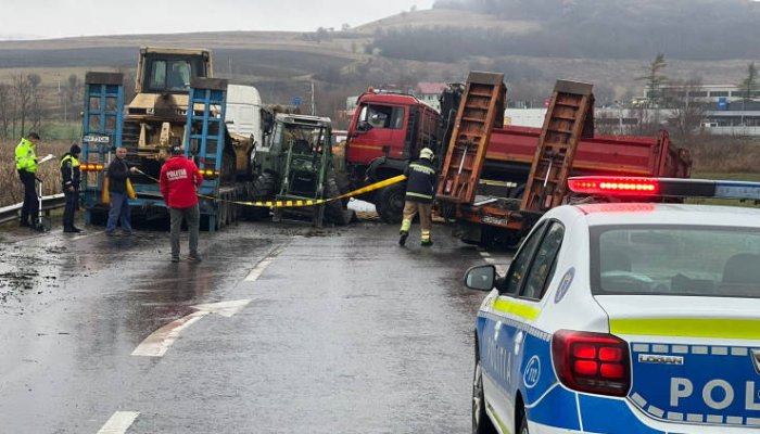 FOTO | Un accident a blocat complet DN13, sâmbătă, lângă Rupea