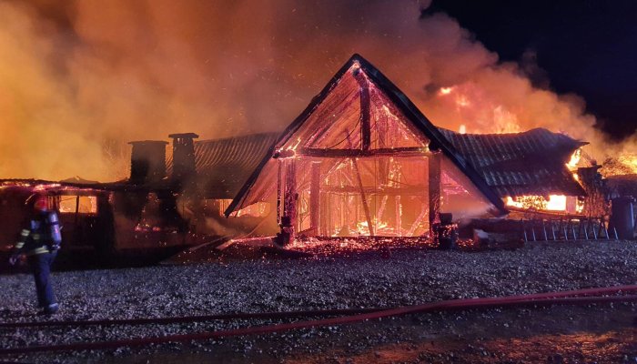 UPDATE Incendiu la Ferma Dacilor. Trupurile a cinci victime, un minor și patru adulți, găsite carbonizate, au fost scoase de pompieri