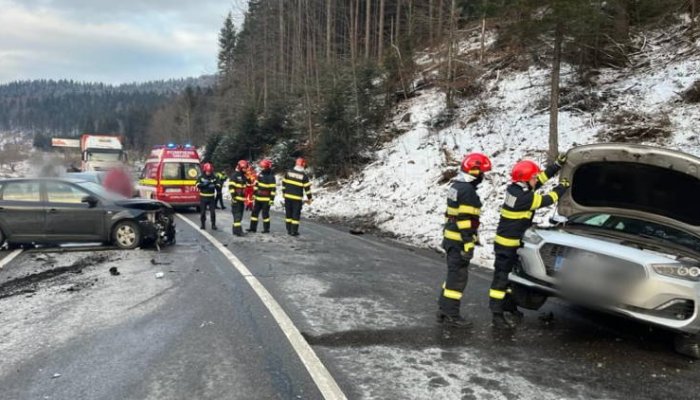 FOTO | Două mașini au fost implicate sâmbătă într-un accident pe DN1, la Azuga