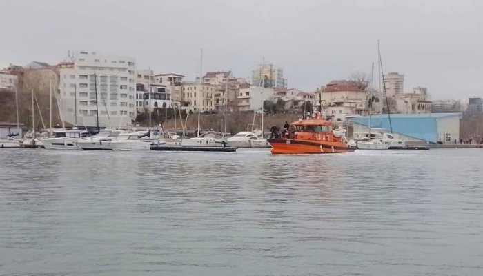 Incendiu la bordul unei nave cu 16 persoane, în Portul Sulina