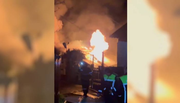 VIDEO 🎦 Incendiu la o casă din Băicoi, pornit de la un scurtcircuit