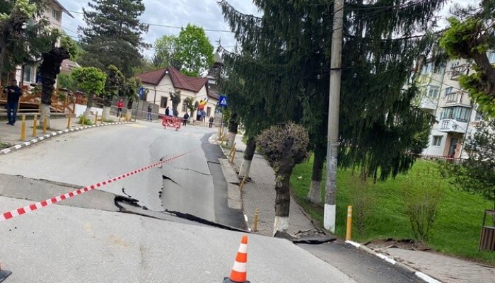 urgenta alunecare strada surpata slănic