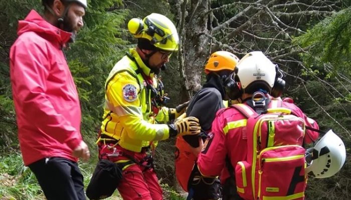 FOTO 📸 Apel lansat de Salvamont, după recuperarea unui turist epuizat care a petrecut noaptea în pădure: „Nu mai mergeți pe munte după Google Maps!”