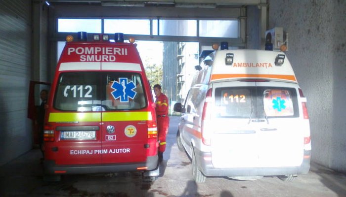 Trei copii între 2 și 6 ani și un adult, răniți după ce un tobogan gonflabil a fost luat de vânt