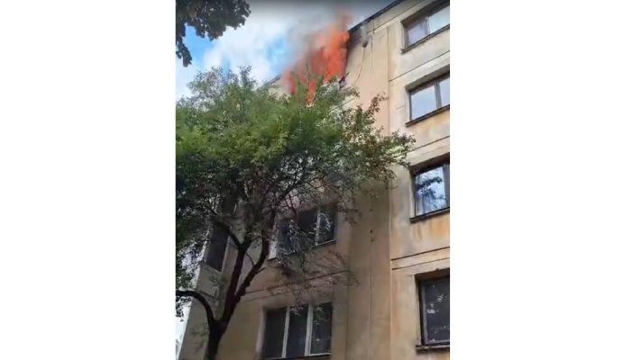 UPDATE. VIDEO 🎦 Incendiu uriaș într-un bloc din nordul Ploieștiului. Aproape 20 de oameni au fost evacuați din clădire