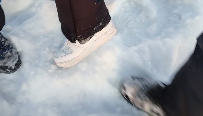 turiști în adidași iarna în bucegi