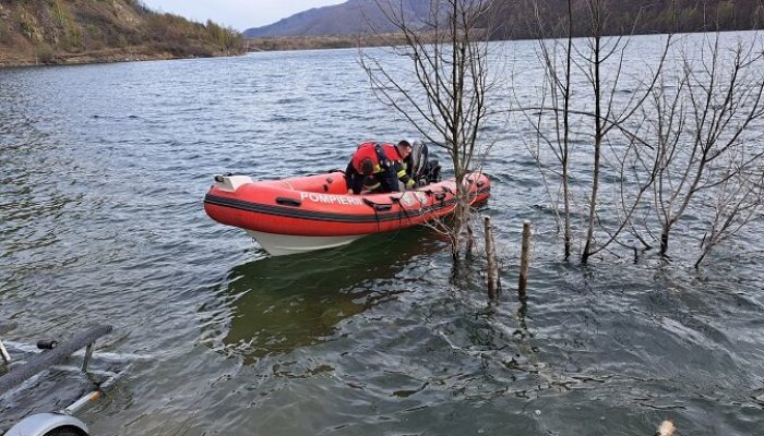 UPDATE. VIDEO 🎦 Intervenție dramatică pe lacul Siriu, vineri seară, după ce o hidrobicicletă cu trei persoane s-a răsturnat. Un pompier este căutat de colegii săi
