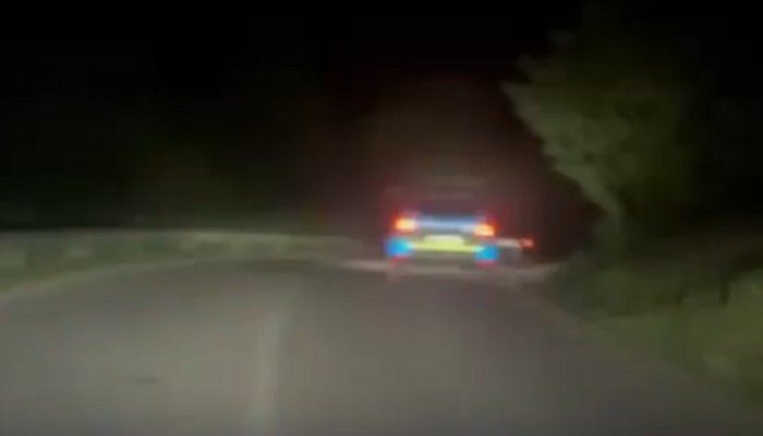 VIDEO 🎦 Bărbat beat și fără permis oprit cu focuri de armă de polițiști, azi-noapte, pe un drum din Prahova