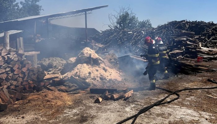 Incendiu, duminică, și la o fabrică de cherestea din Prahova. S-a încins rumegușul!