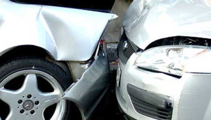 o șoferiță beată a lovit trei mașini parcate