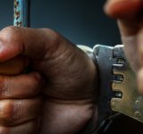 Percheziții domiciliare într-un caz de nerespectarea regimului armelor și munițiilor și braconaj
