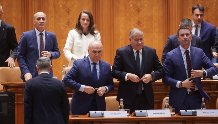 patru moțiuni