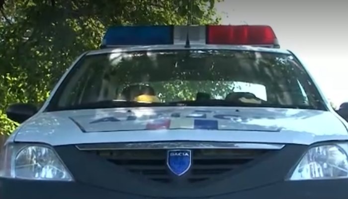 Poliţişti ameninţaţi topoare