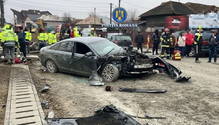 Urmărire terminată cu accident, luni dimineață, în Dâmbovița. Șoferul a intrat cu mașina într-un buldoexacavator și a lovit un pieton