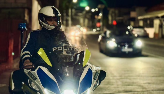 Șofer reținut după ce a fugit de poliție și a acroșat doi agenți. A fost urmărit cu focuri de armă