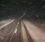 Șofer reținut după ce a fugit de poliție și a acroșat doi agenți. A fost urmărit cu focuri de armă