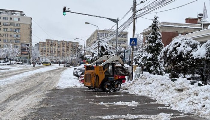 Intervenții după ninsori, la Ploiești. Ce măsuri au fost dispuse în cadrul comandamentului de deszăpezire