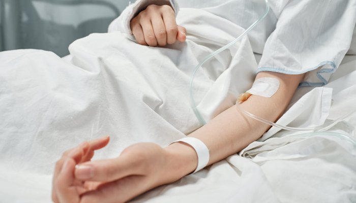 O fată de 16 ani, găsită inconştientă pe stradă, a fost internată la ATI la Spitalul ”Grigore Alexandrescu” din Capitală