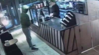 Jaf armat la o cafenea! Un bărbat a ameninţat vânzătoarea cu un pistol