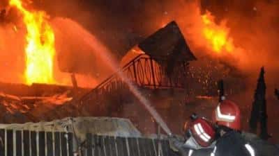 Incendiu în Gura Vitioarei. O casă a fost cuprinsă de flăcări azi-noapte