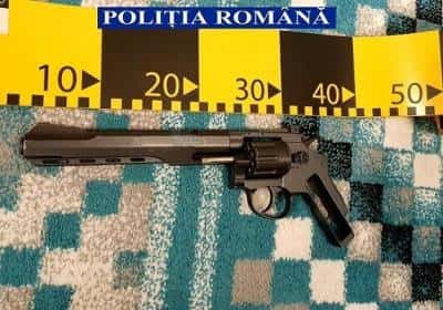 FOTO și VIDEO: Un pistol, cuțite și săbii găsite de polițiști la interlopii vizați de percheziții