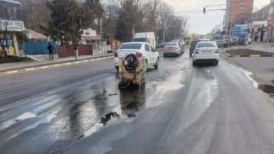 Un bărbat a cumpărat 1.000 de litri de motorină într-un rezervor de plastic care s-a răsturnat pe șosea 