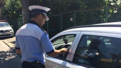 Ploieştean reţinut, după ce a fost prins de două ori conducând fără permis