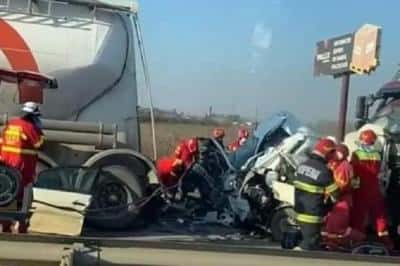 Două mașini strivite între vehicule de mare tonaj, pe A1. Două persoane au murit în accident