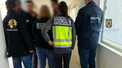 VIDEO | Percheziţii DIICOT în Ploieşti, la o grupare suspectată că ducea fete la produs în Franţa şi Spania