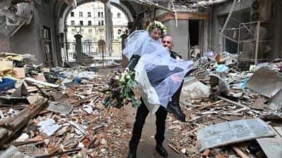 Dragoste în vreme de război. Un cuplu din Harkov şi-a sărbătorit nunta printre ruine