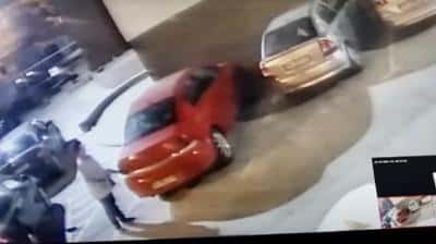 PLOIEȘTI | Anchetă în 9 Mai. O femeie, filmată când vandalizează una dintre mașinile parcate în fața blocului