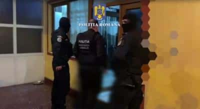 VIDEO - Percheziții ale polițiștilor prahoveni în mai multe dosare. Descinderile au loc în județ, dar și în București și Bârlad