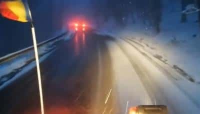 VIDEO Ninge abundent în centrul țării! Drumarii îi avertizează pe cei fără cauciucuri de iarnă să evite zonele afectate