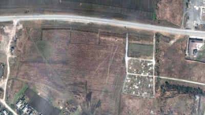 Imaginile din satelit arată mai multe gropi comune lângă Mariupol
