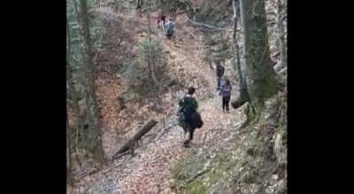 VIDEO Patru tineri neantrenați și neechipați corespunzător, recuperați de Salvamont, din Bucegi. S-au blocat pe Jepii Mici