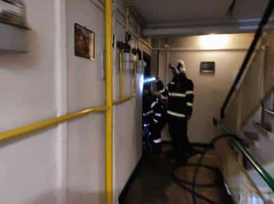 FOTO - Explozie într-un apartament din vestul Ploieștiului. Un bărbat a sărit pe geam, de la etaj