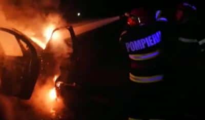 Polițișii de la Investigații Criminale fac cercetări în cazul celor două autoturisme incendiate azi-noapte, la Strejnic