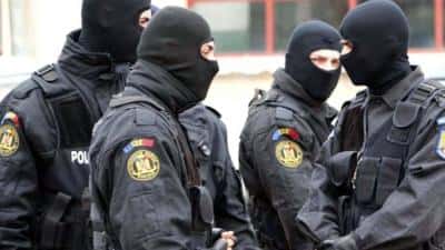 Percheziţii efectuate de poliţişti în Buzău şi Bucureşti la persoane bănuite de proxenetism, braconaj, trafic cu tutun 