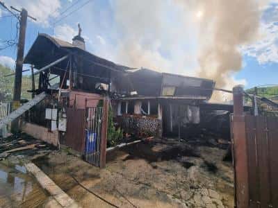 FOTO – Patru locuințe și anexe gospodărești au ars într-un incendiu izbucnit marți, la Băicoi