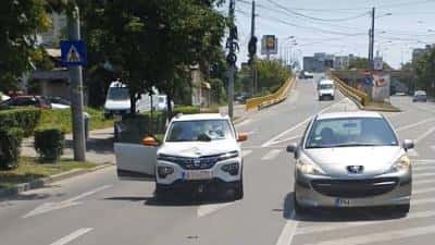 FOTO | Ploieştean lovit de o maşină pe trecerea de pietoni, la baza podului de lângă Gara de Sud