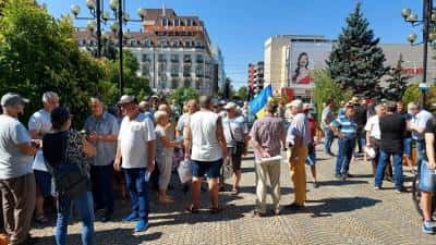 VIDEO LIVE A patra zi fără apă caldă, la Ploiești. În centrul municipiului a început protestul