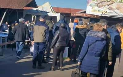 Doi tineri reținuți după o bătaie în târgul de la Băicoi. Culmea, verișoara unuia dintre agresori a reclamat incidentul