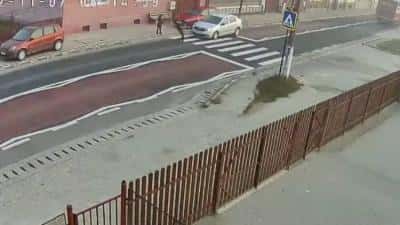 VIDEO | Copil de 8 ani, lovit de o maşină pe trecerea de pietoni din faţa şcolii