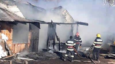 FOTO | Incendiu în comuna Tărtășești. Focul a mistuit aproximativ 80 mp din acoperișul unei case