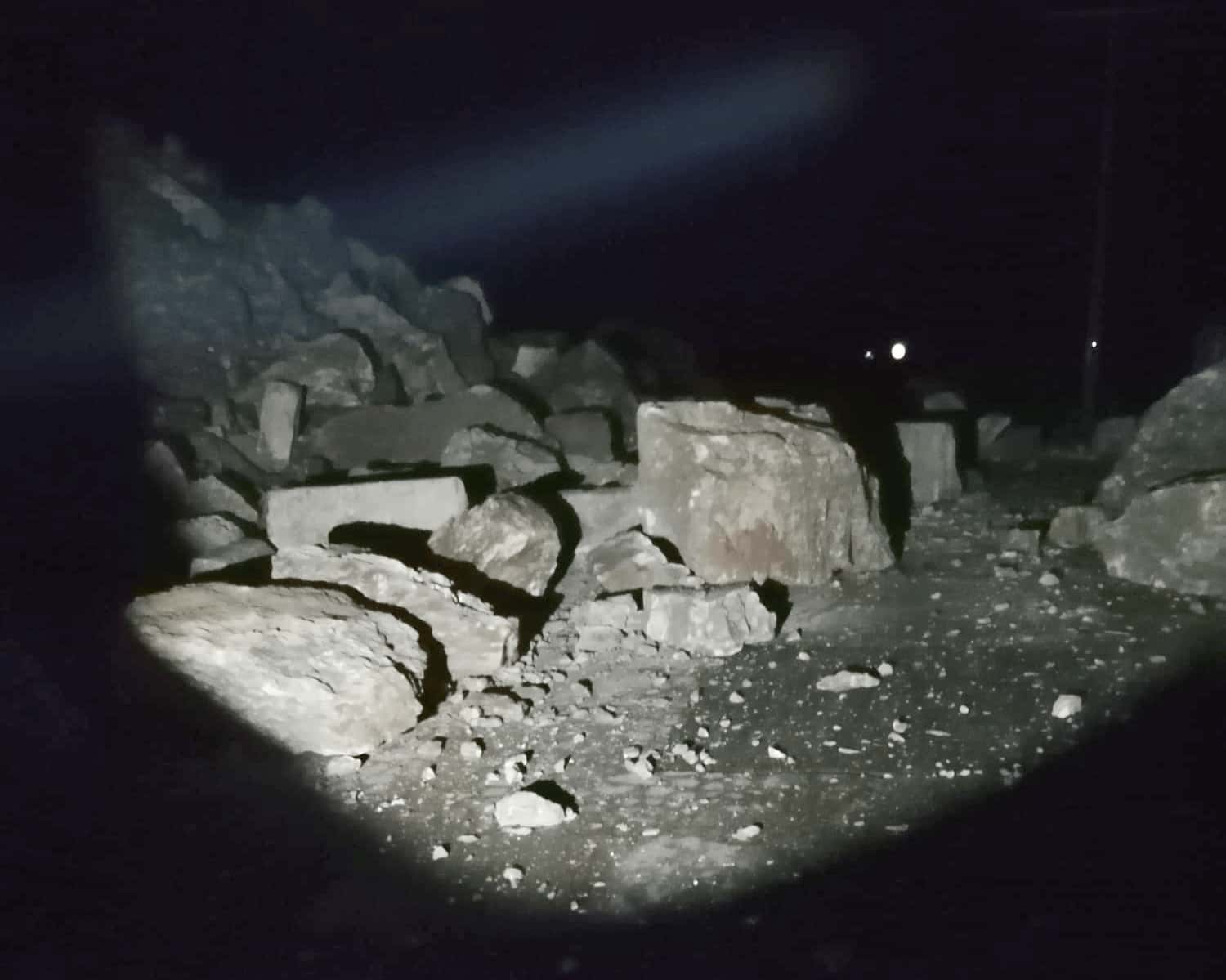 FOTO 📸 Bucăți de pietre și stânci au blocat, azi-noapte, DN 57