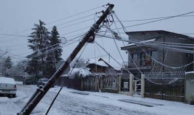 Un stâlp stă să pice, pe o stradă din Bariera București. Ploieștean: De trei ore așteptăm să intervină cineva 